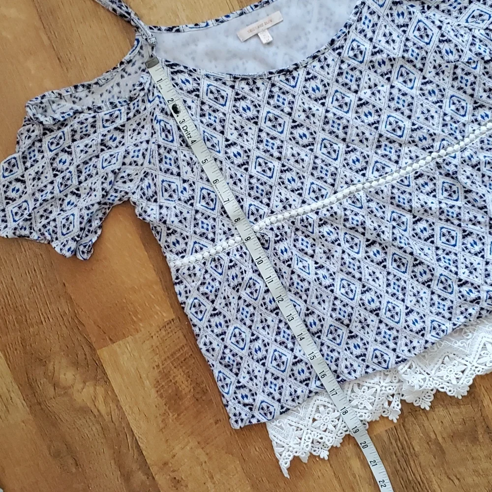 Skies Are Blue Womans Langlock Navy Cold‎ Shoulder Tribal Flowy Top Size Medium